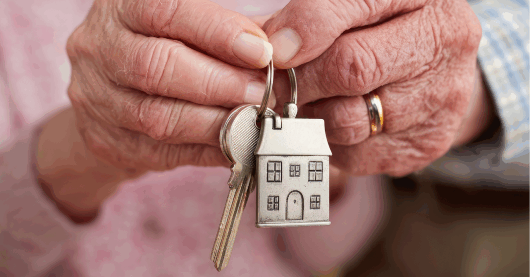 idős pár kulcsot fog kézben