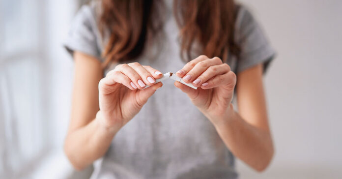 abbahagytam-a-dohanyzast Abbahagytam a dohányzást - mondja a nő, és kettétöri a cigit