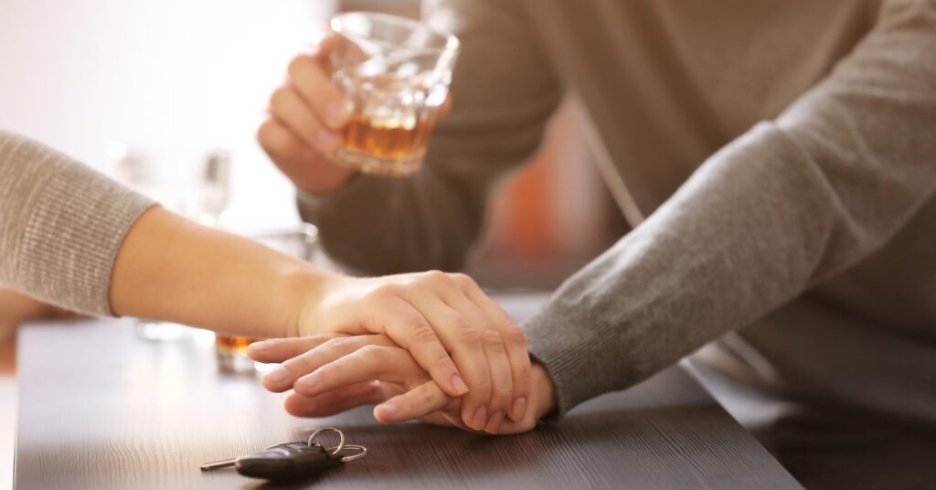 a nő nem engedi, hogy az ittas férfi elvegye a kocsikulcsot