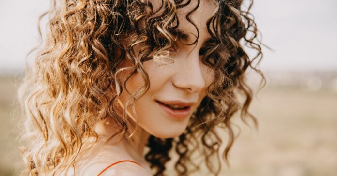 göndör-lead göndör hajú nő