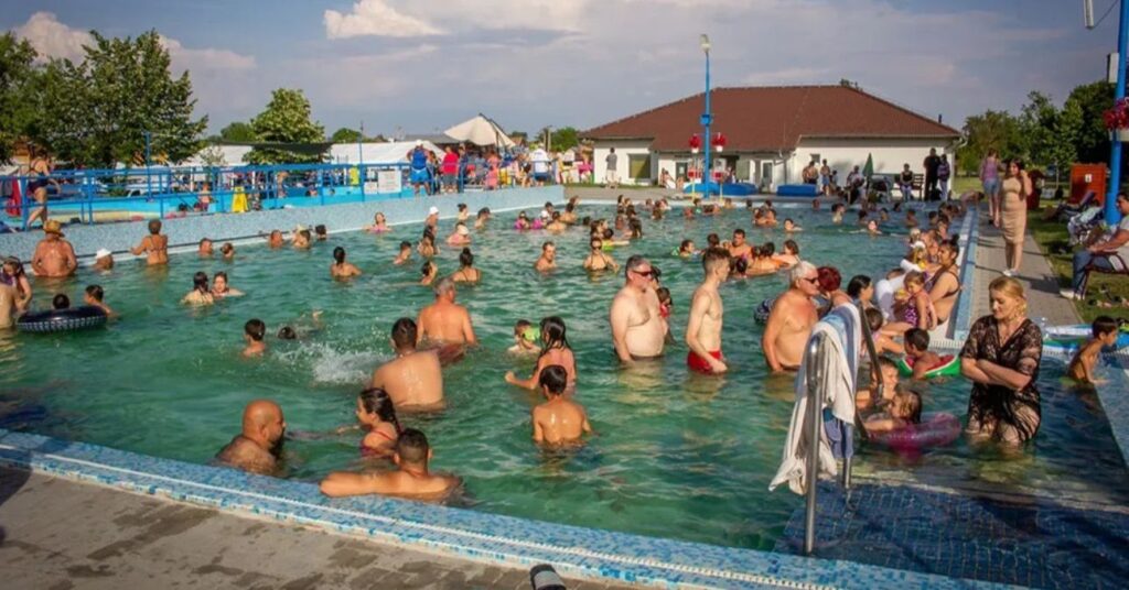 Fürdőzők Tóalmáson.
Kép forrása: toalmasfurdo.hu