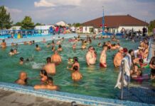 egy gyógyfürdő kültéri medencéje fürdőző emberekkel