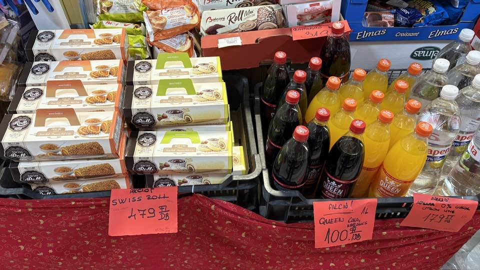 Akciós édességek, üdítők egymás mellett a Top Diszkont egyik pultján.