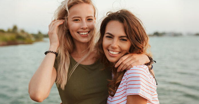 Józan barát, barátnő a parton két fiatal lány