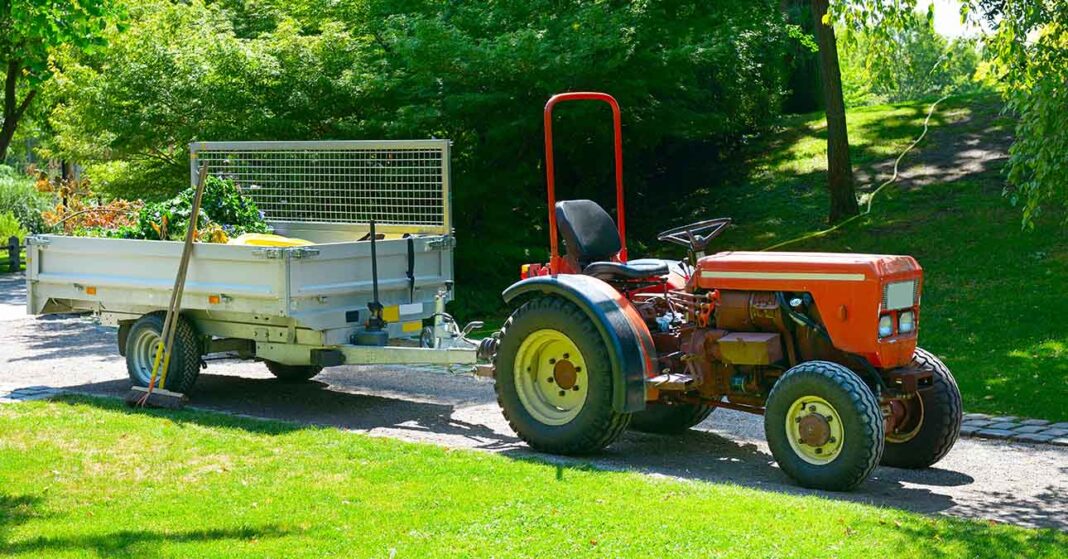 Kerti traktor pótkocsival