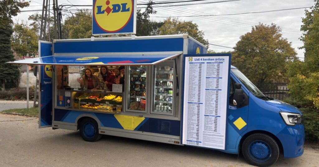 A Lidl mozgóboltja, egy kék kisbusz áll a kistelepülésen