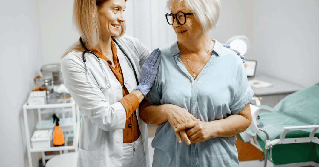 menopauzarendelés2 női orvos beszélget a betegével
