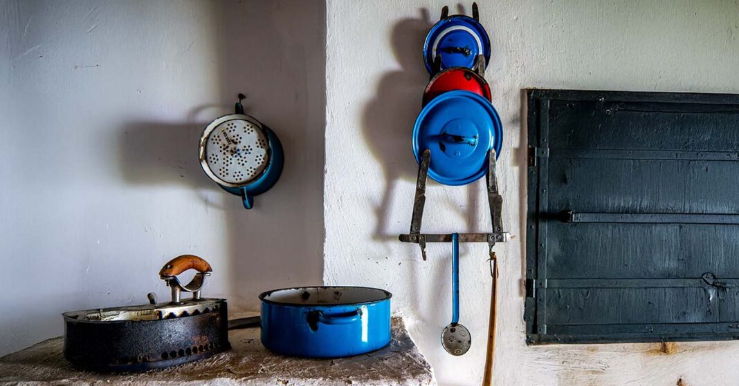 regiszavak-5 Régi magyar konyha belseje edényekkel