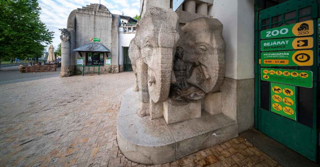 Fővárosi Állat- és Növénykert beléptető kapuja kőelefánttal, zöld ráccsal