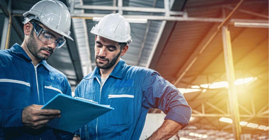 ledolgozós szombatok 2026 két férfi sisakban dolgozik