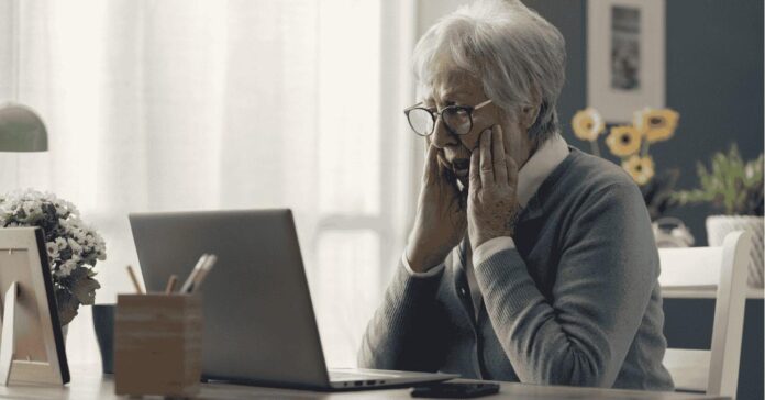 idős hölgy meglepődve nézi a jogsértő webáruházak adatbázisa oldalt