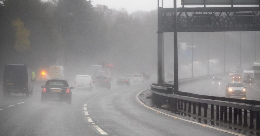 ködös autóút kocsikkal