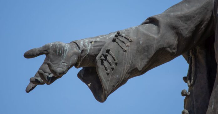 Kossuth Lajos szobra Szegeden, közeli, csak a kéz látszik