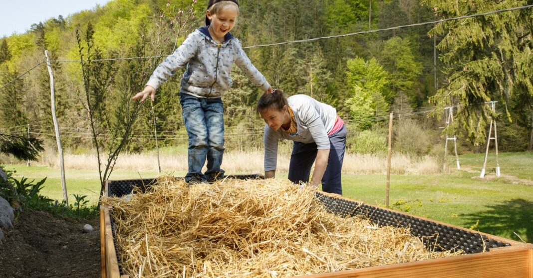 kislány és anya magaságyást tölt fel