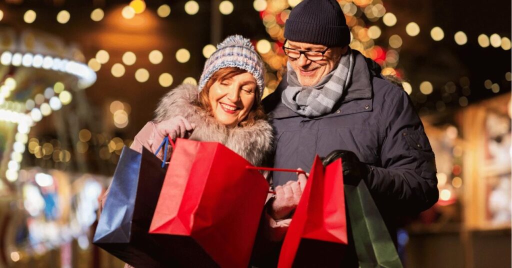 idős házaspár vásárol karácsonyra
