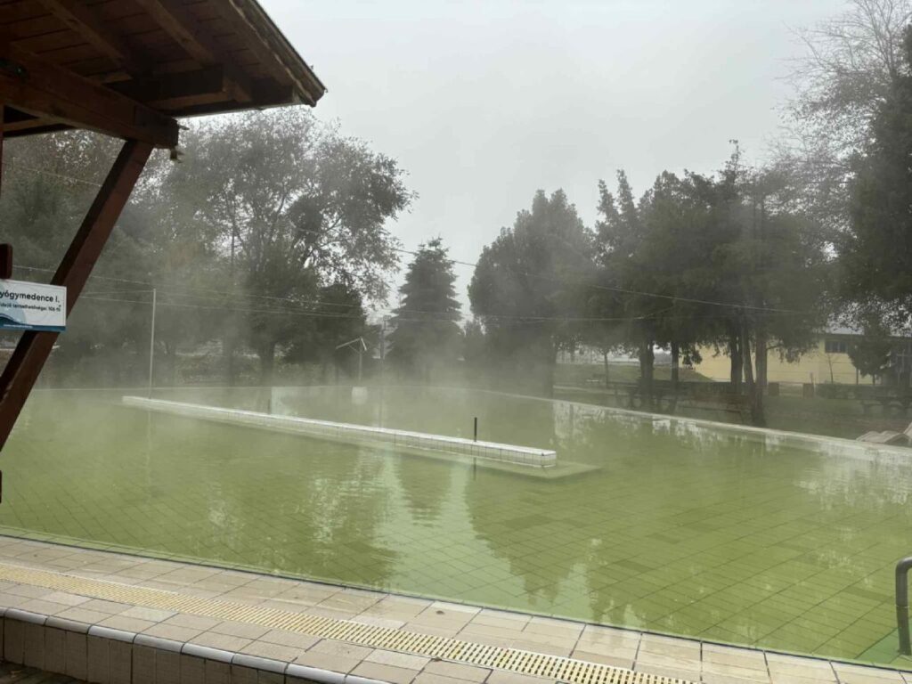 A Hajdúnánási Gyógyfürdő kinti medencéje télen, látogatók nélkül