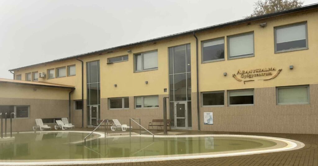 hajdúnánási gyógyfürdő kinti medencéje télen, vendégek nélkül