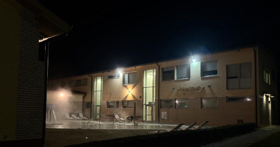 hajdúnánási gyógyfürdő este