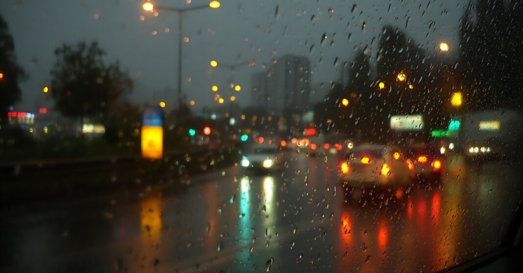 esős szürkületben autók a városban