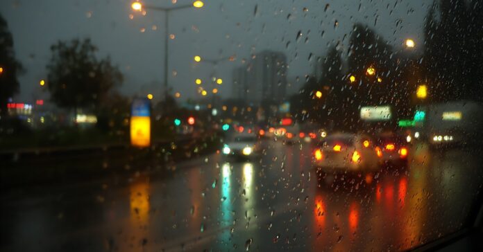 esős szürkületben autók a városban