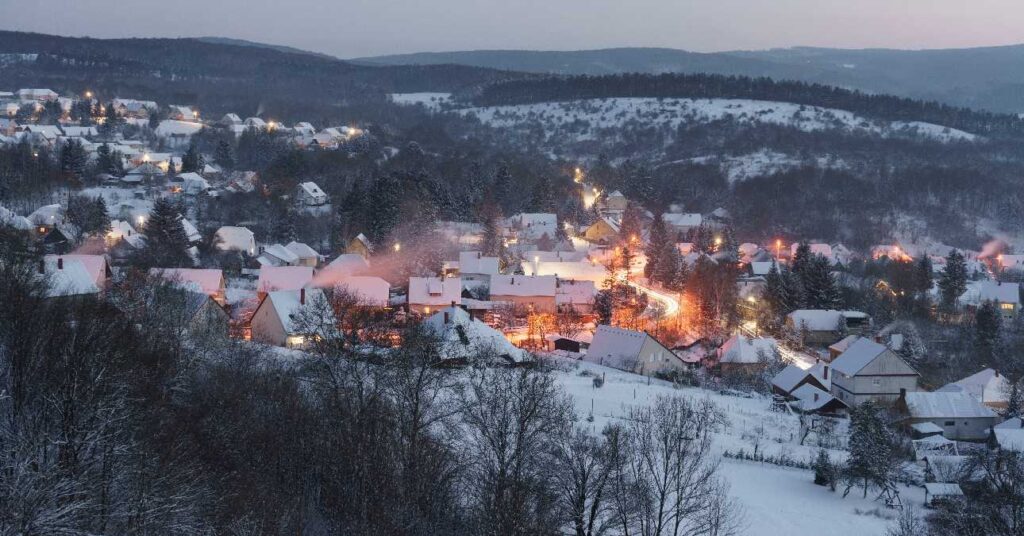 Bakonybél télen, havas kisváros házakkal