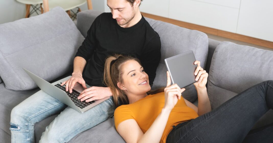 internetező férfi és nő a kanapén