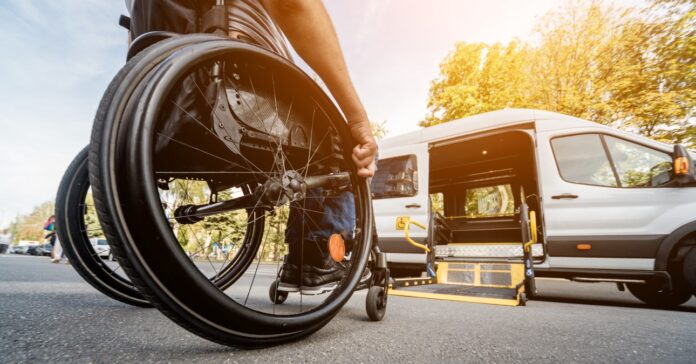 kerekesszékes férfi száll be egy autóba