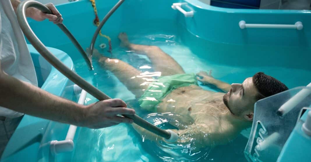 férfi fürdőgyógyászati kezelésen