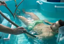 férfi fürdőgyógyászati kezelésen