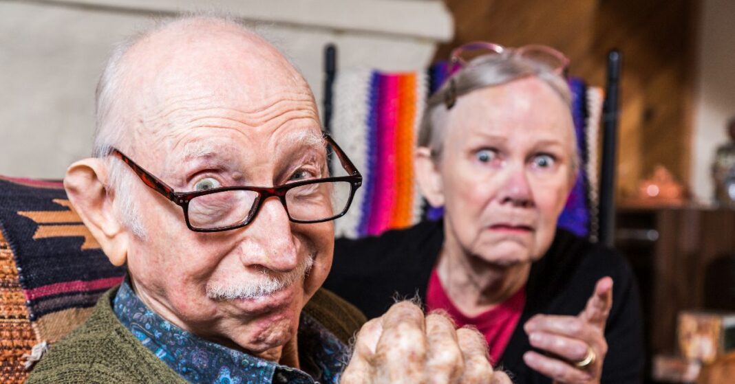 idős pár, férfi az öklét mutatja, a nő figyelmeztetően int