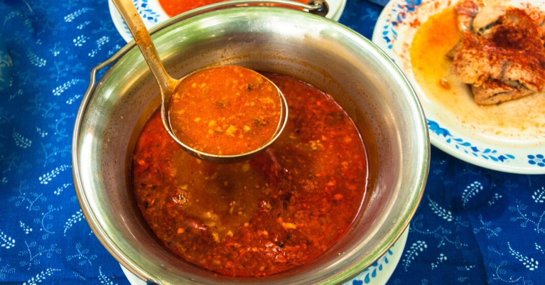 halászlé tálban az ünnepi asztalon