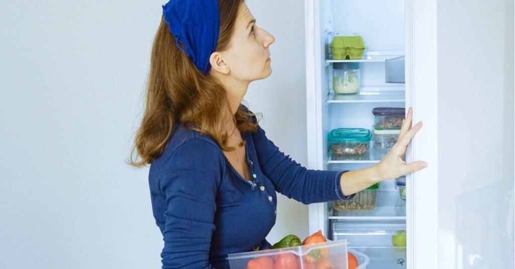 hűtő optimális hőmérséklete nő nézi a hűtőt