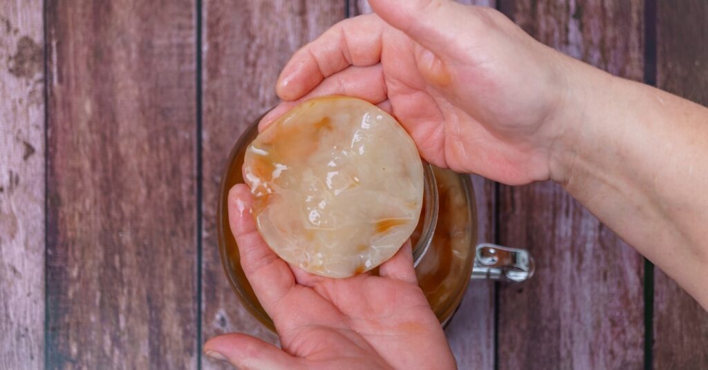 egy scobyt tartó kéz