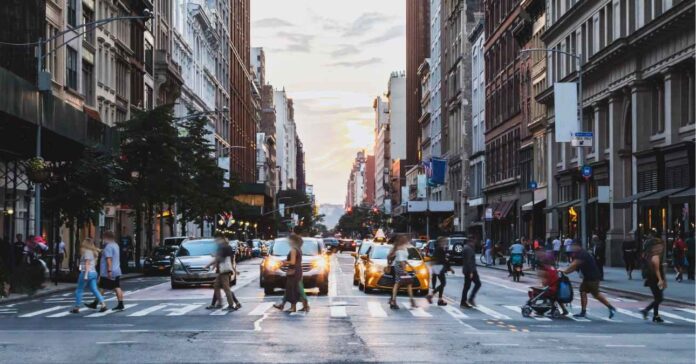 milyen autót vegyek 3 millióért 2026 átjárón emberek sétálnak autók állnak