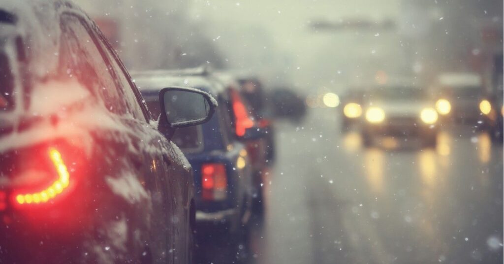 milyen idő lesz januárban autók az úton hóban