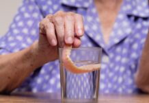 Szétbarmolja a műfogsort, ha így keféled: mutatjuk, hogy távolítható el a makacs lerakódás a fogász szerint idős nő a műfogsort pohárba teszi