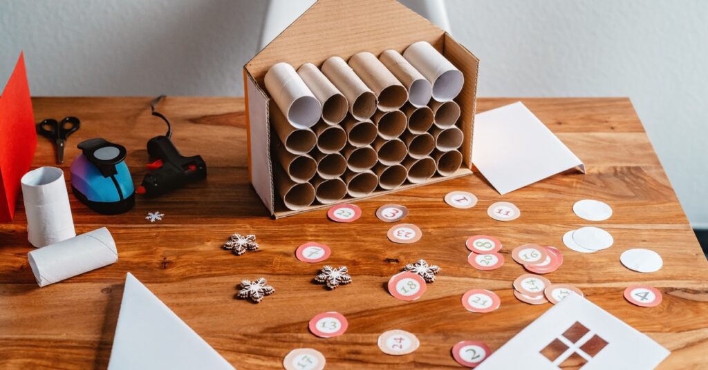 egy asztalon éppen készülőben van a wc papír gurigákból készített adventi kalendárium házilag 