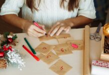 A világ legegyszerűbb adventi kalendáriuma házilag: így lesz örömteli az ünnepi várakozás pici előkészülettel egy női kéz házilag készít adventi kalendáriumot