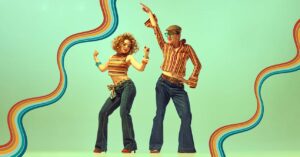 Hetvenes évek: egy férfi és egy nő táncol korhű ruhában