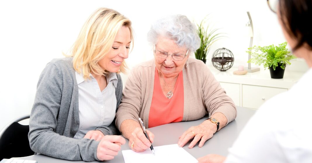 idős és fiatal nő papírt ír alá a jogásznál