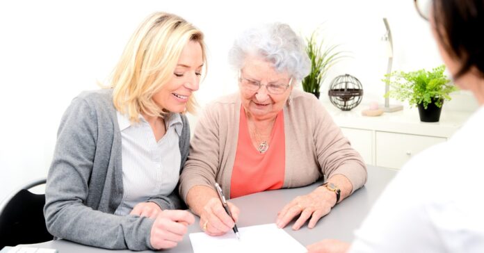 idős és fiatal nő papírt ír alá a jogásznál
