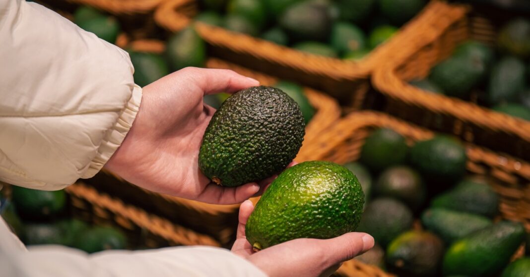 két kéz egy-egy avokádót tart