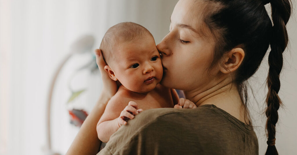 Kismama az újszülött babájával