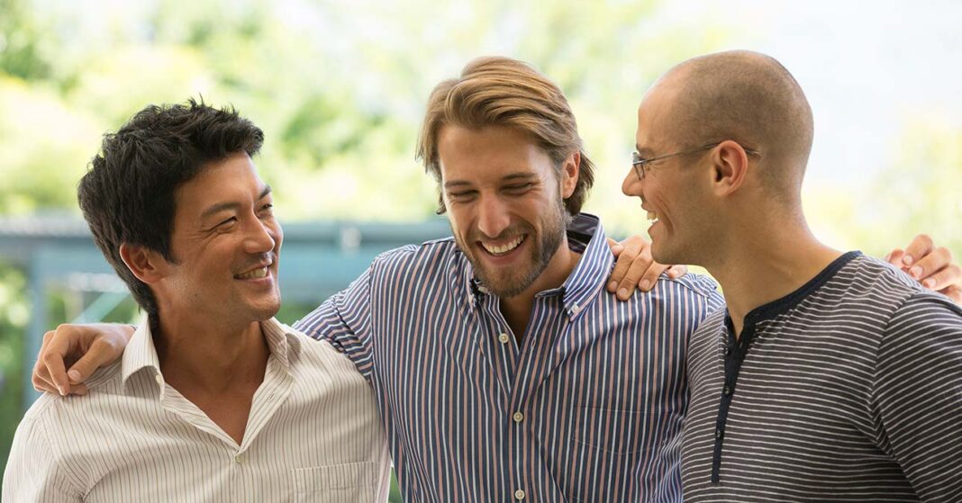 Három férfi beszélget kint a szabadban