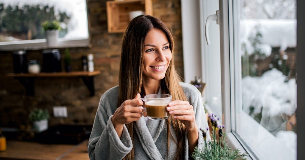 nő kávézik a konyhában
