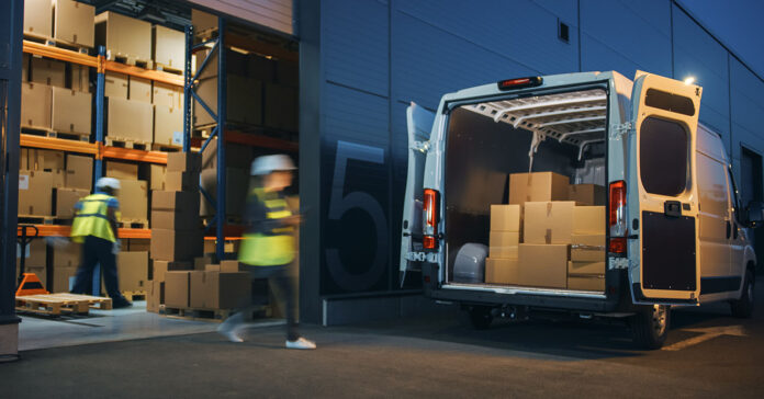Marketplace rendelések kiszállítása előtt dobozokat pakolnak a raktárból a fehér teherautóba