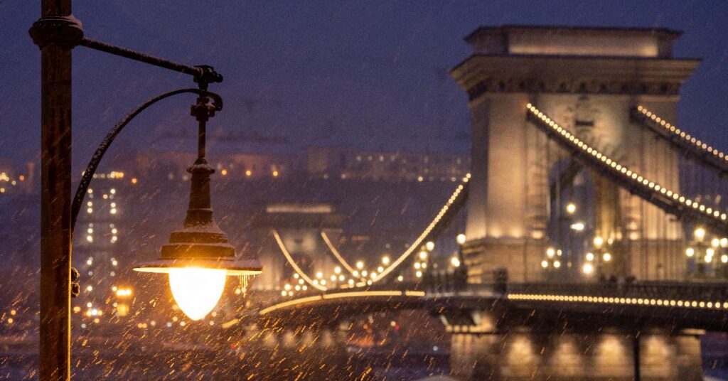 hóesés Budapesten 2026 januárjában, utcai lámpa, háttérben a Lánchíd este