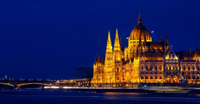 A Parlament látképe éjszaka