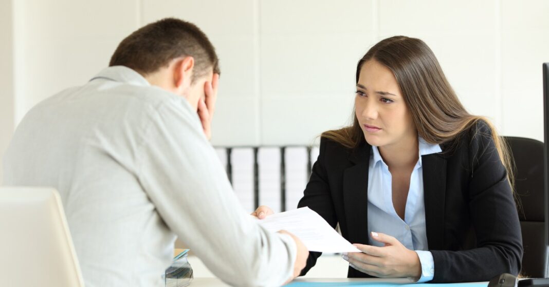 szomorú munkavállaló ül a főnökével