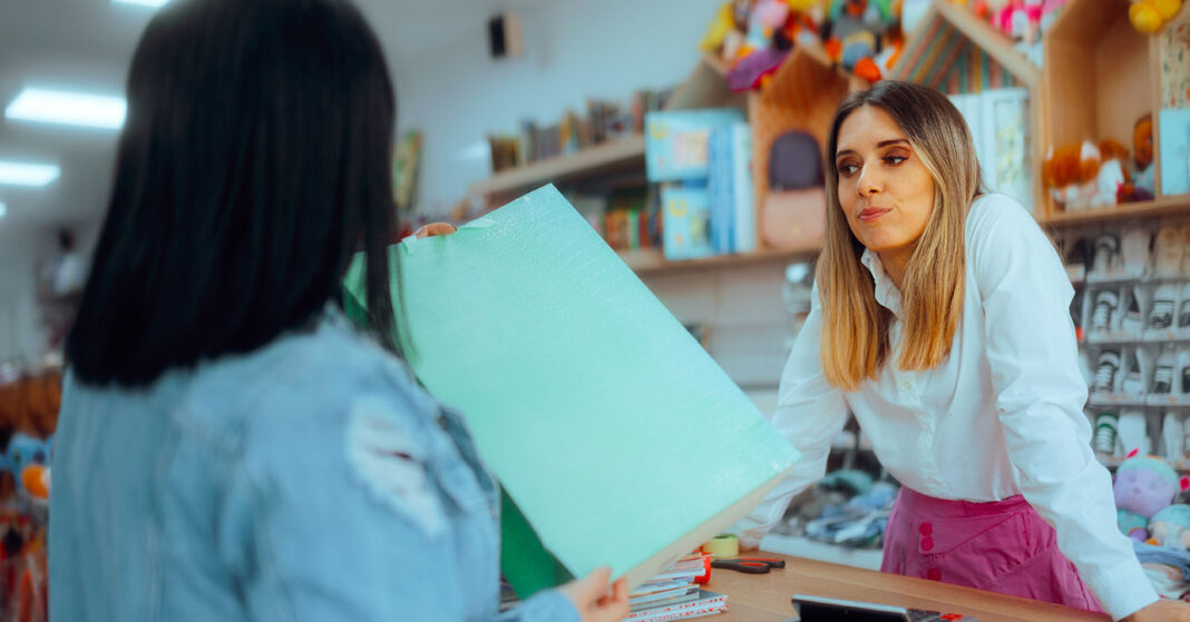 Reklamáció okosan: elégedetlen vásárló a boltban